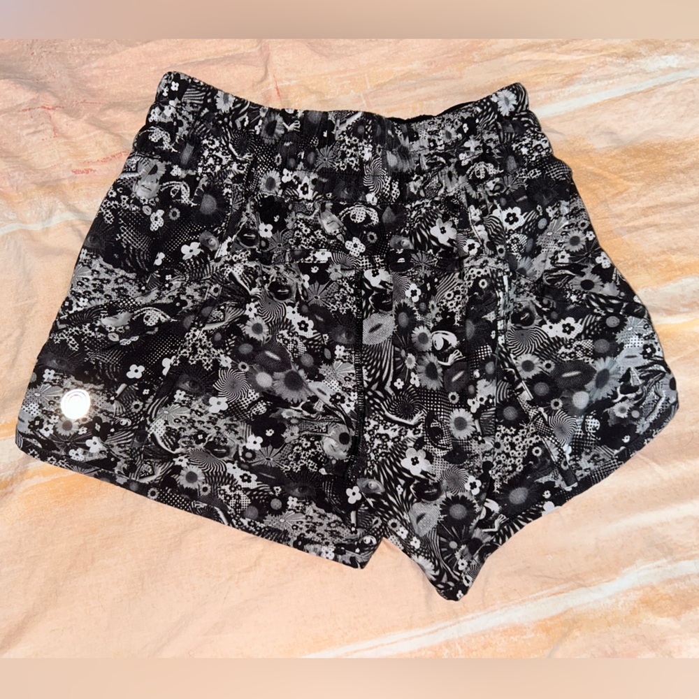 Lululemon 2017 Seawheeze Counter Culture White Black Floral Tracker Shorts 6